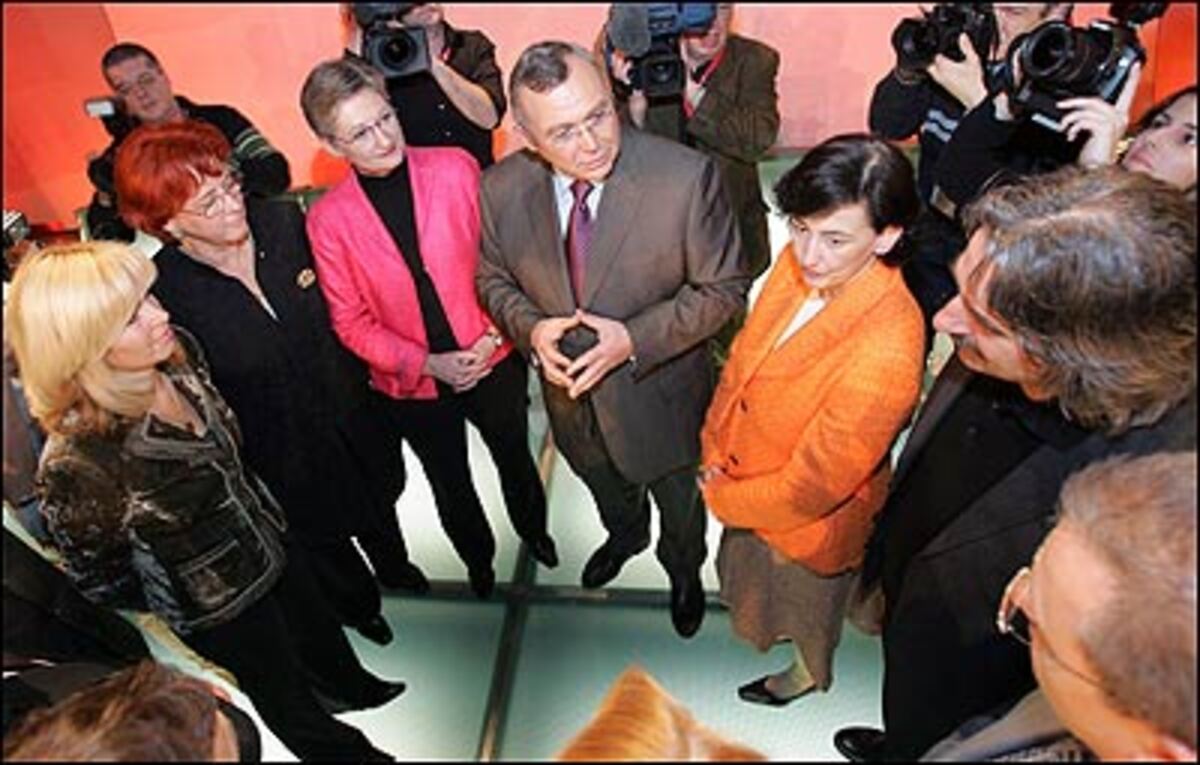 Überall dort streut man der neuen Ministerin Rosen: "Schmied wird dafür sorgen, dass neben der Bildung die Kunst nicht zu kurz kommt", zeigt sich Salzburgs Festspielpräsidentin Helga Rabl-Stadler überzeugt. Schmied verstehe etwas von den Verwaltungsstrukturen, sei eine hervorragende Bankerin und habe eine echte Leidenschaft für die Kunst. "Ich freue mich sehr darüber, denn ich kenne Schmied seit langem. Sie ist ideal für dieses Ministerium", so Rabl-Stadler.