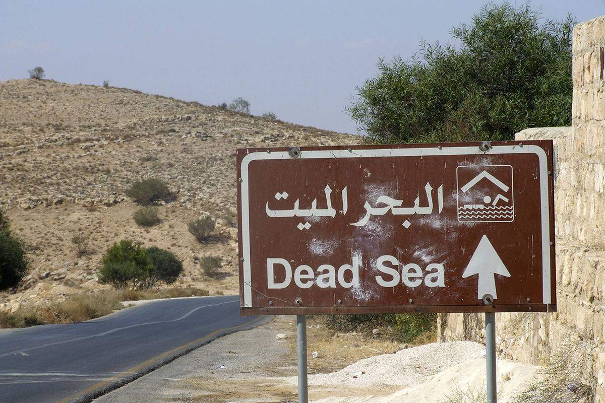 Die israelisch-palästinensische Landstraße 90 ist ein durchgängig asphaltierter Weg, der die Stadt Eilat am Roten Meer entlang des Toten Meeres über das Jordantal mit dem äußersten Norden Israels verbindet.