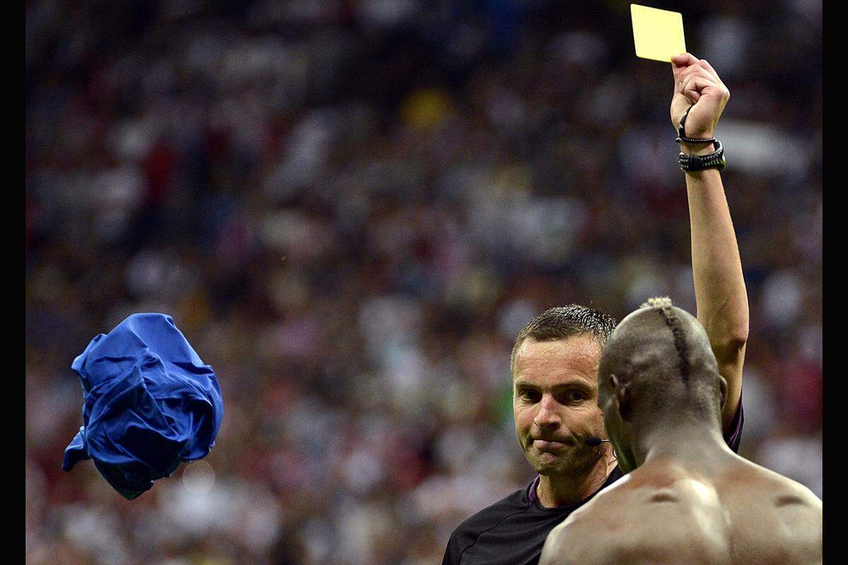 28. Juni, Warschau, Polen. Mario Balotelli bekommt seine Gelbe Karte für die spektakulärste Entkleidung des Fußballsommers.