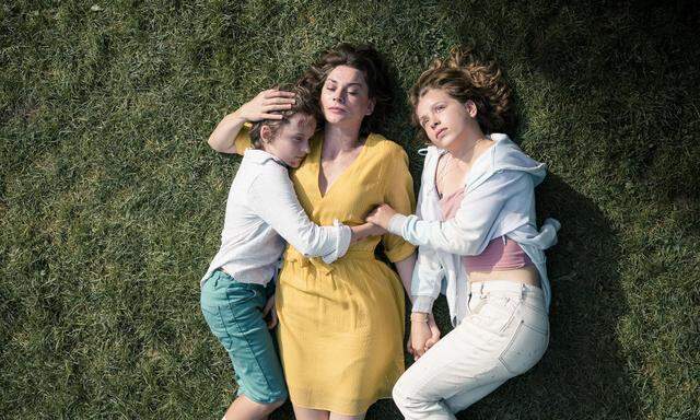 Eine Mutter kämpft für ihre Kinder und verliert jede Selbstachtung: Christiane Paul (Mitte) mit Claude Heinrich (links) und Lena Klenke. 
