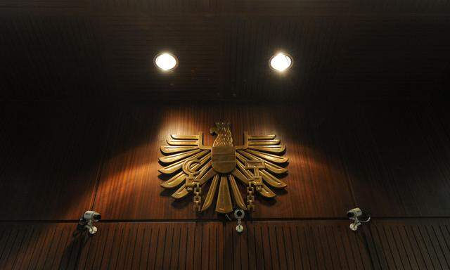 Symbolbild: Adler in einem Gerichtssaal in Österreich