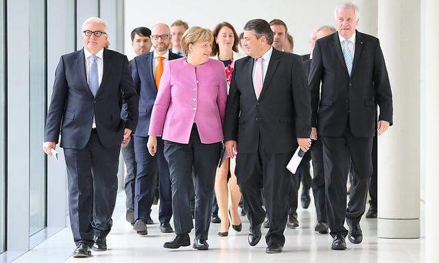 Präsidentielle Harmonie von links: Steinmeier, Merkel, Gabriel und Seehofer.