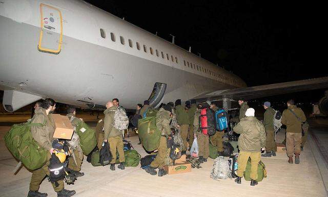 Israelische Soldaten brechen zur Hilfsmission in die Türkei auf.