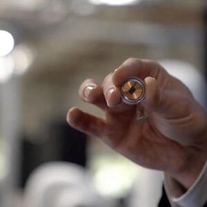 So schaut das Produkt von Neuralink aus - es soll die Kontrolle über technische Geräte durch das Denken möglich machen. 