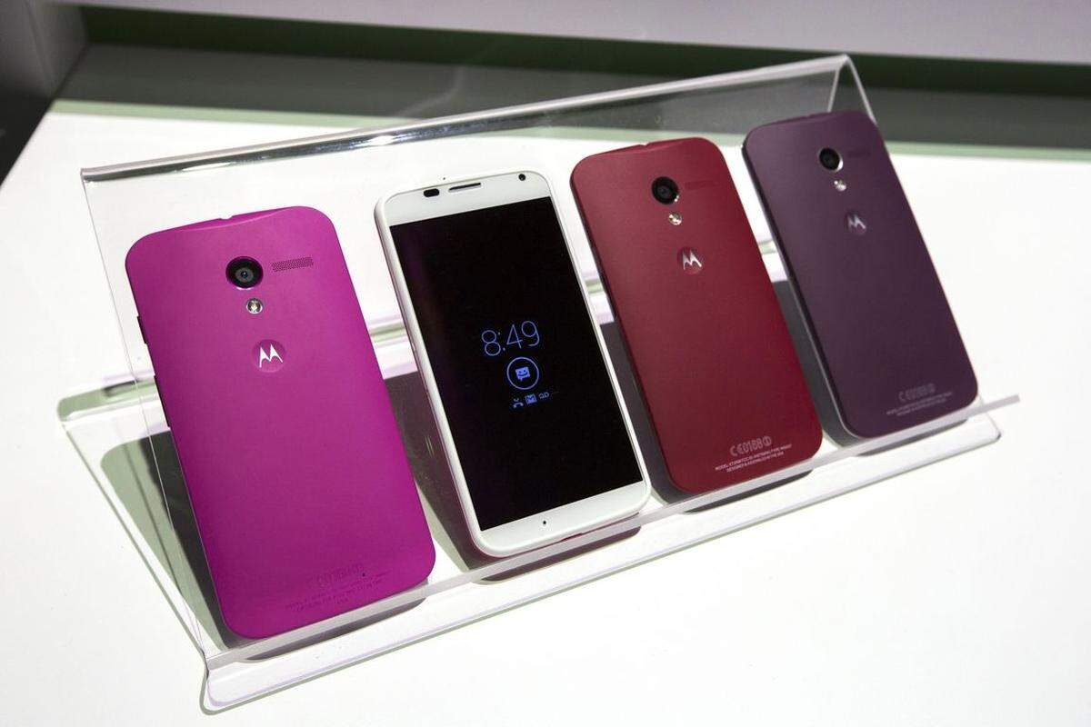 Das erste gemeinsame Smartphone von Google und Motorola, das Moto X, wird im August in den USA erscheinen. Die Besonderheit daran ist, dass jeder Kunde sein Handy selbst gestalten und aus verschiedenen Gehäusen, Farben und technischer Ausstattung wählen kann.  Android 4.2.2 (Jelly Bean), 4.7 Zoll Display, 10 MP Kamera, 1.7 GHz Prozessor, 130 Gramm  Von Google bereits erschienen ist das Nexus 4 mit einem 4,7-Zoll Display, dem Betriebssystem Android 4.2 und einem Gewicht von 139 Gramm.