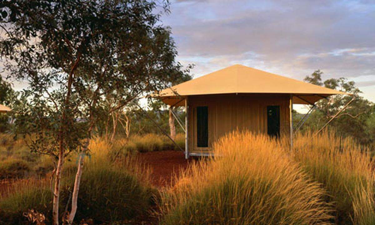 “Glamping“ in Nationalparks. Was wie ein neuer Modebegriff klingt, ist ein Reisetrend in Australien. “Glamping” steht für “glamorous camping“, also luxuriöser Campingurlaub. Hier drei Luxus-Camps in Westaustralien. Im Osten der Kimberley Region liegt das Mornington Wildneress Camp. Statt kleinen, ungemütlichen Zelten, in denen man kaum stehen kann, findet man hier zehn großzügige Zelte im Safari-Stil – samt Bush Restaurant. Das Camp hat von Mai bis Oktober geöffnet. (Suite 5, 280 Hay Street, Subiaco, WA 6008) Rund 280 Kilometer nordwestlich von Kununurra, das im touristischen Zentrum der Kimberley Region liegt, stehen die Nobelzelte des Faraway Bay Bush Camp. Acht Chalets sind weit über das Areal verstreut – sechs mit privater Freiluft-Solar-Dusche. Nettes Angebot: Chris Taylor, Küchenchef und General Manager im Fraser’s Restaurant in West Perth, bietet Busch-Kochkurse an. (Faraway Bay, P.O Box 901, Kununurra, WA 6743) Direkt am Meer, in der Gascoyne-Region, liegt die Red Bluff Quobba Station. Hier wählen die Gäste zwischen verschiedenen Unterkunftsmöglichkeiten: Die Ocean View Retreats verfügen über eine voll ausgestattete Küche, ein Badezimmer mit Pflegeprodukten von The Body Shop und einer Terrasse. In den Seascape Bungalows stehen Stockbetten und Rattanmöbel und die Palm Frond Humpies sind rustikale Hütten aus Zement und Palmwedel. (PO Box 708, Carnarvon, WA 6701) Quelle: www.insiderei.com