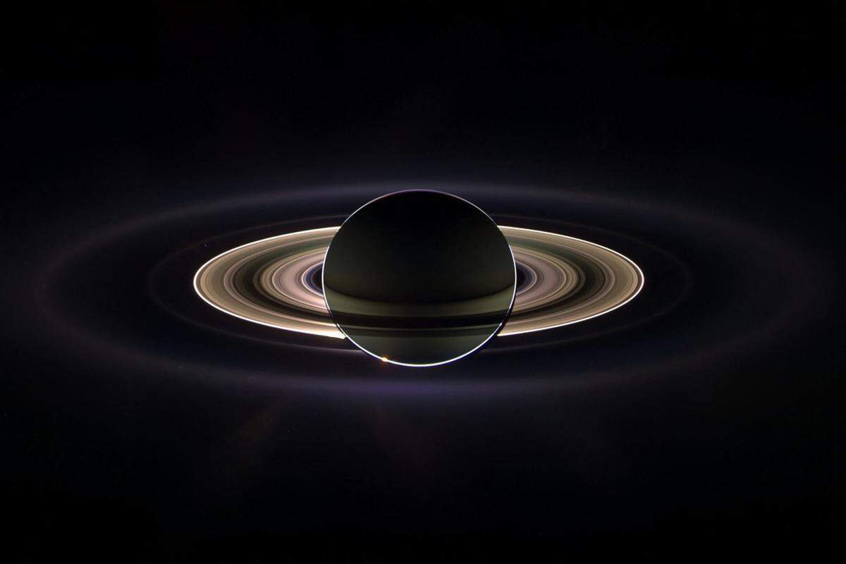 Der Weltraum ist alltäglich geworden: Der Wetterbericht serviert täglich Bilder der Erde aus dem All, Nasa und Co. liefern in ähnlicher Frequenz Hochglanzfotos aus den Tiefen des Universums. Wie faszinierend der Blick zu den Sternen und aus dem All zurück zur Erde ist, zeigt das Wiener Fotomuseum Westlicht in der Schau "Völlig losgelöst. Geschichte der Weltraumfotografie".Bild: SATURN, Cassini Raumsonde, 2006 