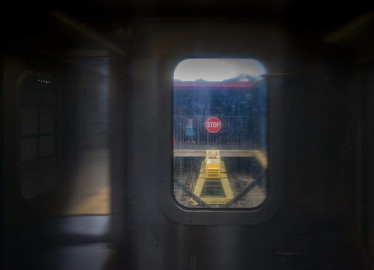In ihrem Unterfangen, die erste und letzte Haltestelle alle New Yorker U-Bahn-Linien in allen fünf Boroughs einzufangen, hat Fotografin Rita Nannini 665 Meilen, über 1070 Kilometer U-Bahn-Strecke, zurückgelegt. Das dauerte ganze zehn Jahre.