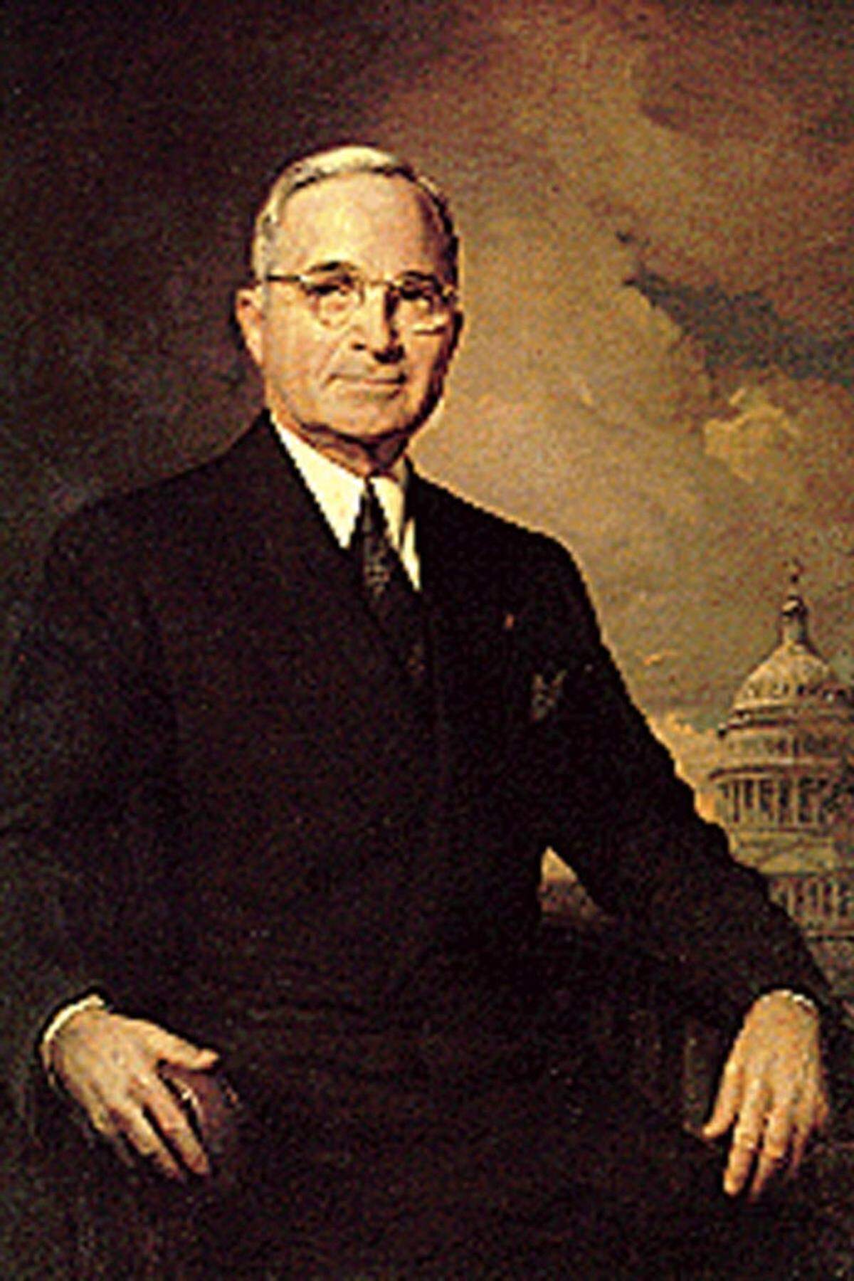Der US-Präsident (1945-51) wurde als Offizier im Sommer 1918 in Frankreich eingesetzt, wo er seine Einheit bei einem Überraschungsangriff der Deutschen mit dem Einsatz von Kraftausdrücken, die man von ihm nicht gewohnt war, von der Flucht abhalten konnte. Im September 1918 wartete er entgegen einem entsprechenden Befehl mit einem Angriff zu und verhinderte so vermutlich Todesopfer in eigenen Reihen. So gelang ihm das Kunststück, dass seine Batterie keinen einzigen Mann im Krieg verlor. Trumans Nachfolger als US-Präsident, der Kriegsheld Dwight D. Eisenhower, blieb ein Kriegseinsatz in Europa entgegen seinem innigen Wunsch verwehrt. Obwohl er gleich nach dem Kriegseintritt im April 1917 um eine Verlegung nach Übersee ersuchte, sollte es erst im November 1918 so weit sein. Doch kam der Waffenstillstand der geplanten Verlegung um nur eine Woche zuvor.