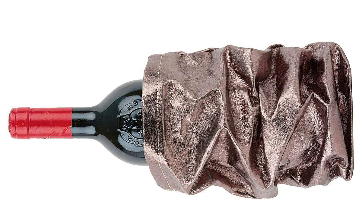 Rat mal! Kein klassischer Weinkühler, sondern ein fesches Utensil für Blindverkostungsratespielchen ist diese Weinmanschette. Sie stammt vom toskanischen Label Uashmama, das für seine Produkte aus beschichtetem, waschbarem Papier bekannt ist. 25 Euro, uashmama.com