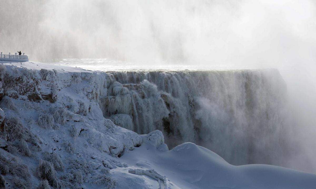 Am Donnerstag waren stellenweise Temperaturen von deutlich unter minus 30 Grad Celsius gemessen worden. Teile der gewaltigen Niagara-Fälle waren eingefroren.    
