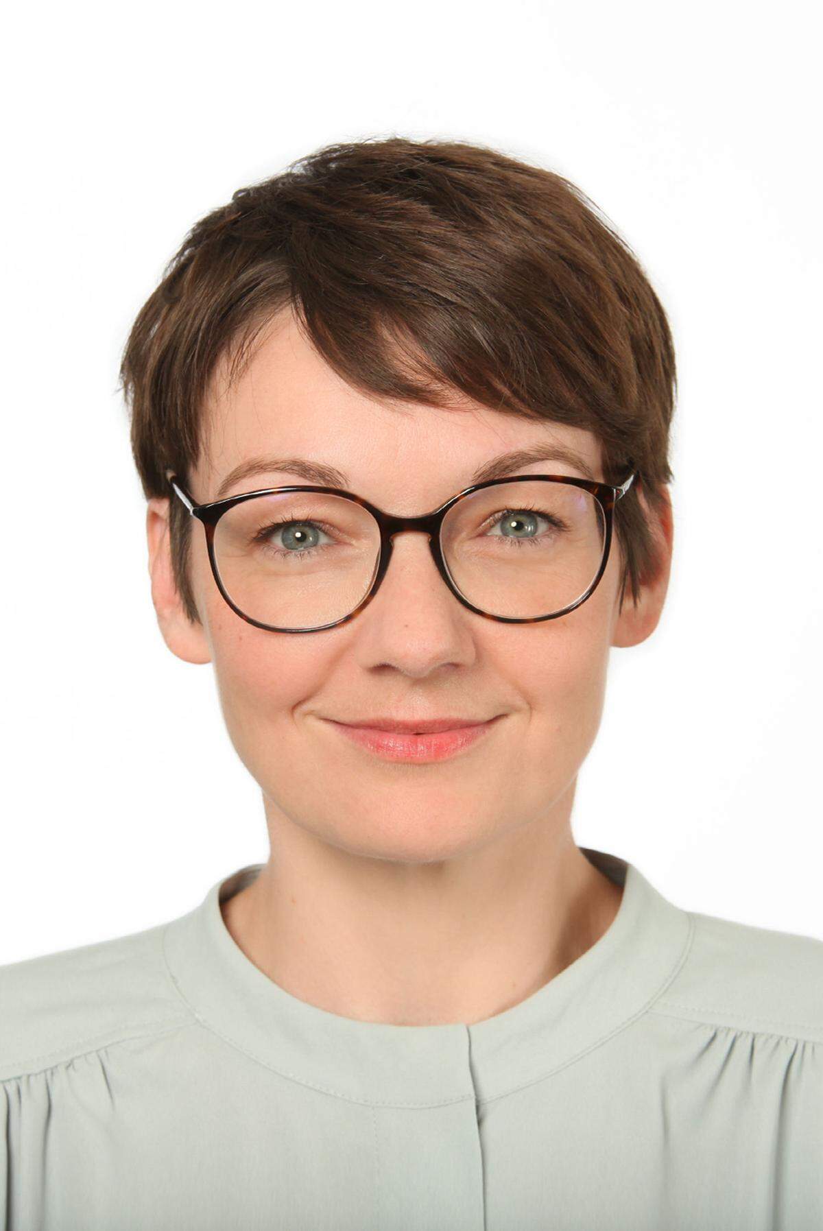 Ursula Deutsch ist seit kurzem Teamleiterin im Bereich Architektur beim Bauträger Rustler. In ihrer Leitungsfunktion ist sie zusammen mit ihrem Team für alle Planungsangelegenheiten im Unternehmen zuständig, von Studien und Entwürfen, von der behördlichen Einreichung bis hin zur Ausführungs- und Detailplanung. Die 42-Jährige ist Architektin, geprüfte Baumeisterin und war zuletzt bei einem renommierten Wiener Generalunternehmer im Dachgeschoßausbau tätig. (red., 5. 8. 2022)