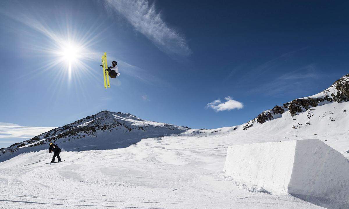 In dieser Region hat man sich mit den Seven Summits – sieben ausgewählten Gipfeln, dem Stubaier Höhenweg, dem Wilde-Wasser-Weg und der Gletschergrotte – auch einiges überlegt, damit man nicht nur vom Wintertourismus abhängig ist. Sommer-Bergsportler, hier entlang. 