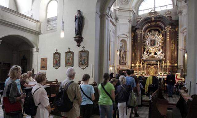Habsburg: Menschenschlangen vor der Kapuzinerkirche