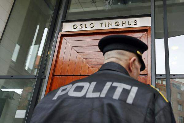 Rund um das Osloer Gerichtsgebäude wurden Sicherheitskräfte stationiert und Barrikaden sowie Absperrungen errichtet.