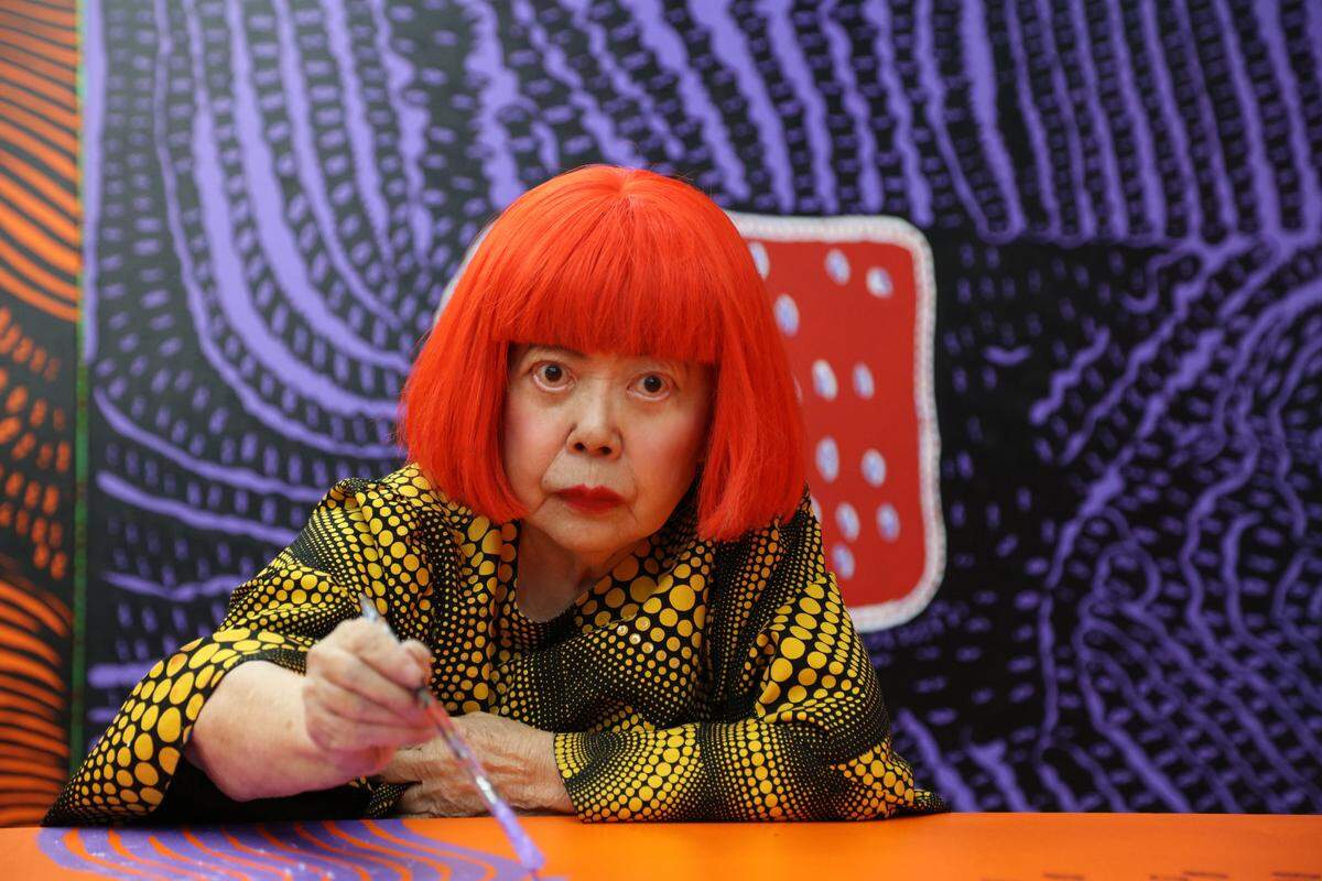 Bekannt wurde die japanische Künstlerin Yayoi Kusama durch ihre Markenzeichen, die Polka Dots – farbige Punkte, die sie auf Leinwände, Skulpturen und Menschen malt. Abgesehen davon öffnete am vergangenen Donnerstag in den Swarovski Kristallwelten die weltweit einzige permanente Installation unter dem Titel "Chandelier of Grief".