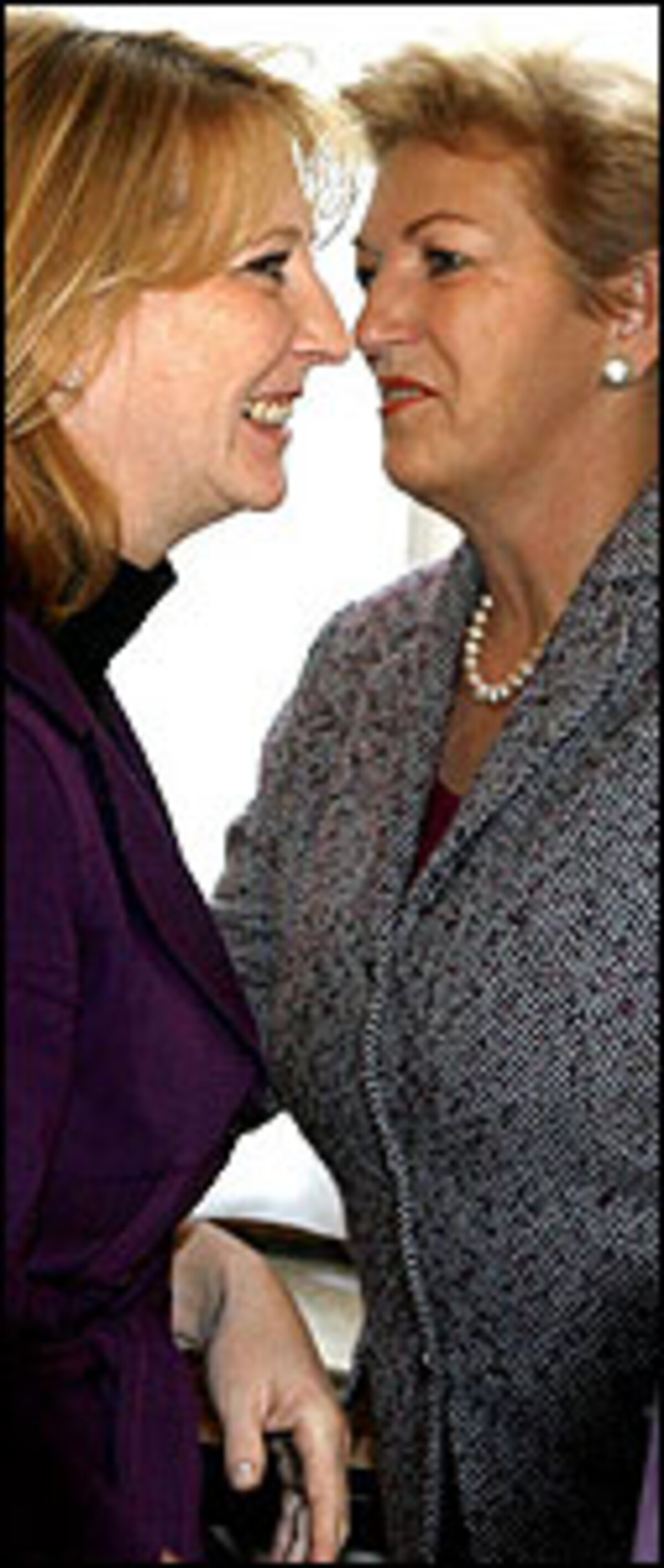 Nach der Wahl holt Gusenbauer Bures ins Koalitions-Verhandlungsteam. Die 44-Jährige war zwar bisher mehr mit Mietrechts- denn mit Frauenfragen beschäftigt, trotzdem hält Neo-Kanzler Gusenbauer große Stücke auf sie.