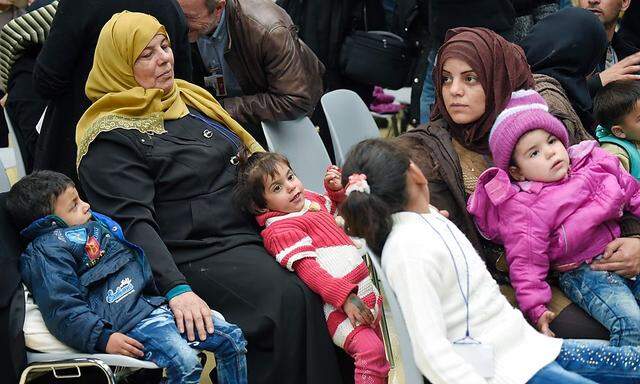 Am Flughafen Fiumicino in Rom kamen die ersten hundert von eintausend syrischen Flüchtlinge aus dem Libanon an.