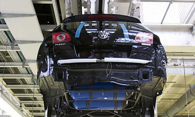 ARCHIV- Arbeiter ueberpruefen am 4. Februar 2009 am Band im Volkswagen Werk in Emden einen VW Passat 