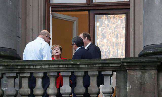 Verhandlungspause am Balkon. Bilder, die Martin Schulz nicht gefallen.