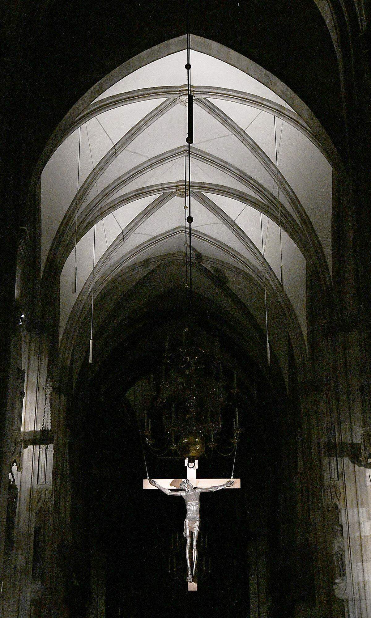 Für den Dombaumeister Wolfgang Zehetner bedeutet die Beleuchtung einen "neuen Meilenstein in der Darstellung des Doms". Als Architekt ging er auf den gotischen Baustil des Stephansdoms ein.