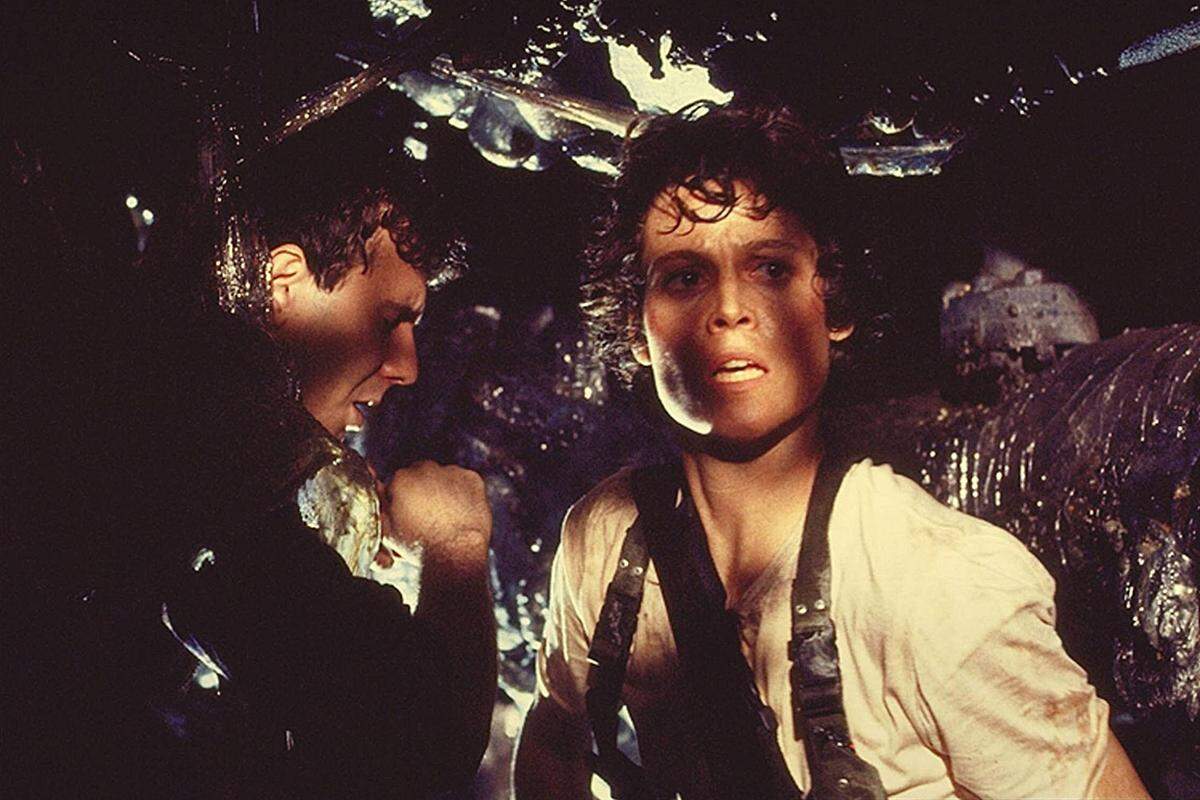 "Aliens" Sowohl der erste Teil, "Alien", als auch der zweite Teil, bei dem James Cameron Regie führte, bestehen den Test. Der Part der Ripley war übrigens für einen Mann geschrieben worden, aber Ridley Scott entschied sich für Sigourney Weaver.