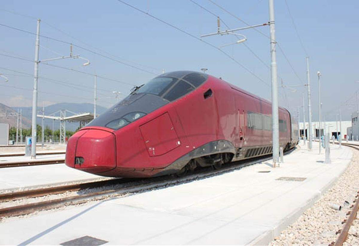 Wenn NTV die Lizenz erhält, könnte der Ferrari-Zug die neue Hochleistungsstrecke durch das italienische Kanaltal verwenden - und die Strecke Venedig-Wien deutlich schneller absolvieren. Die ÖBB bleiben auf Nachtzüge und Schienenersatz-Busse zwischen Klagenfurt und Venedig angewiesen.