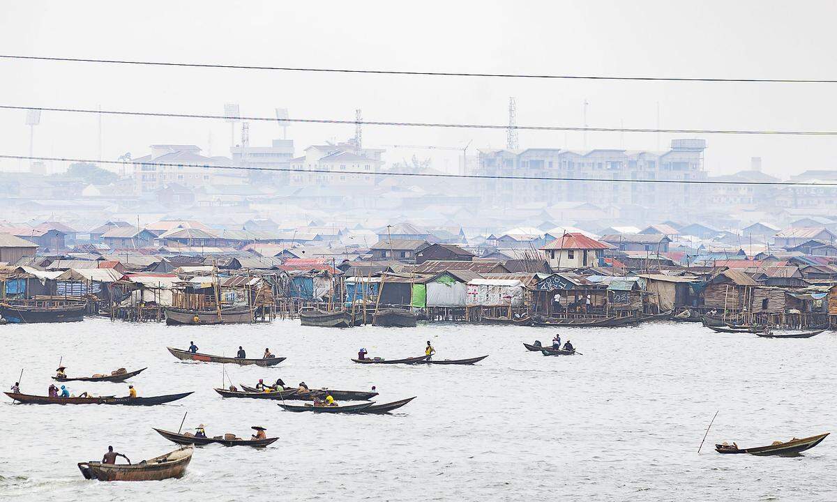 Die Silhouette von Lagos taucht aus dem Dunst auf. Die Millionenmetropole ist eine der schnellst wachsenden Städte weltweit. Die Metropolregion zählt jetzt schon über 18 Millionen Einwohner. Die Umweltzerstörung durch die Erdölindustrie befeuerte die Landflucht im Nigerdelta.