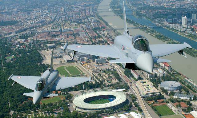 Während des EU-Vorsitzes könnten – wie bei der Fußball-Europameisterschaft 2008 (Bild) – Eurofighter die Luftraumsicherung übernehmen.