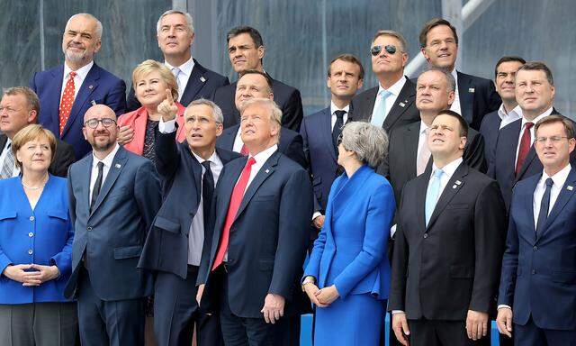 Nato-Generalsekretär Jens Stoltenberg inmitten der Staats- und Regierungschefs des Bündnis beim "Familienfoto".