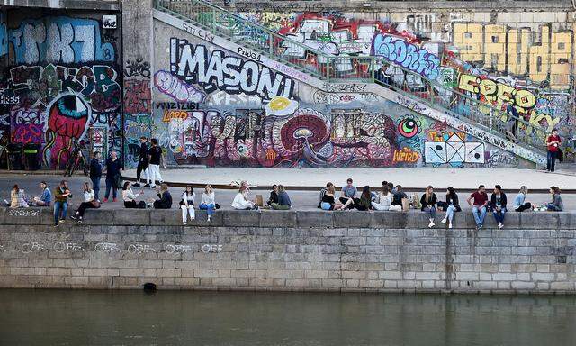 Junge Menschen am Donaukanal