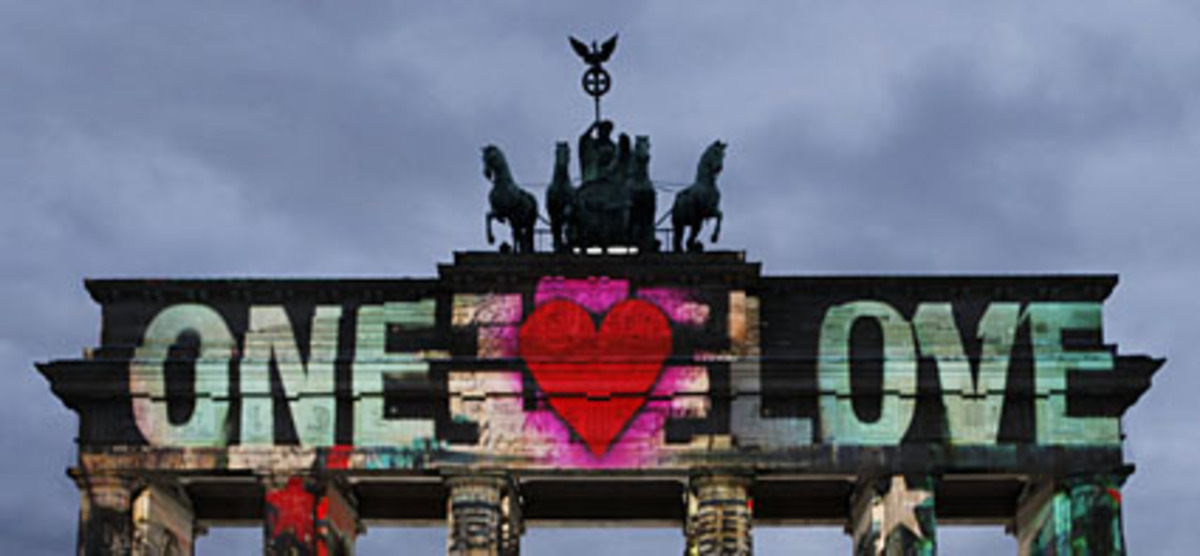 Die kostenlosen Ticktes waren heiß begehrt und schnell vergeben. Gegen Schaulustige wurde ein Sichtschutz-Zaun aufgezogen - zum Ärger einiger Berliner.