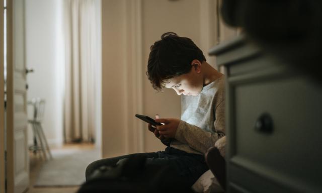 Kinder sollten miteinander spielen, nicht mit dem Smartphone, sagt Sozialpsychologe Haidt.