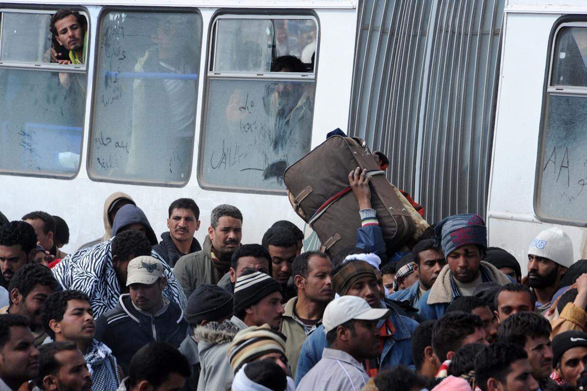 Zehntausende Menschen fliehen wegen der Kämpfe aus Libyen.