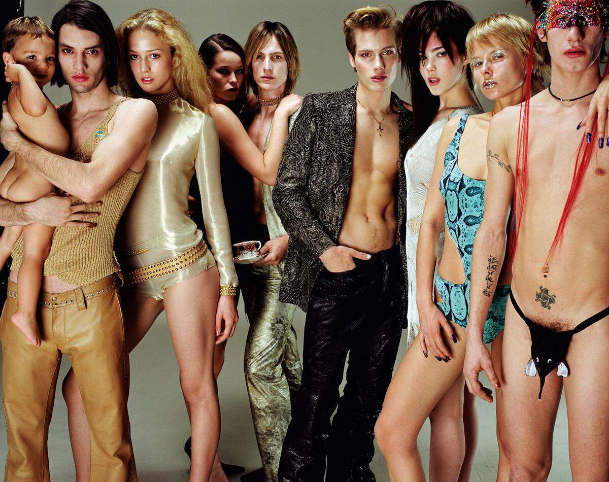 Zeitgleich mit der eigens für die Helmut-Newton-Stiftung in Berlin konzipierten Ausstellung beschäftigt sich auch der neue Fotoband von Mario Testino mit dem Motiv des Entkleidens, den Schnittstellen zwischen Erotik, Mode und Anatomie. Paris, Vogue Hommes International, 1999