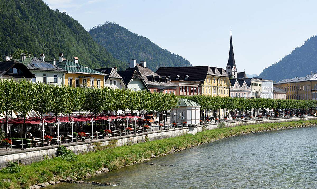 Bad Ischl ist doch widerwärtigDie Leute sitzen in ihren Häusern und frierenund gehen wenn sie überhaupt aus ihren Häusern herausgehenin die Konditorei Zaunerheute eine der geschmacklosesten Konditoreien überhaupt je größer die Geschmacklosigkeit im Salzkammergut istdesto beliebter ist sieDas Salzkammergut ist das geschmackloseste überhaupt