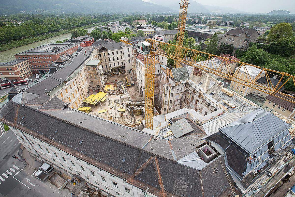    Die 2015 gestartete Sanierung des über 100 Jahre alten Justizgebäudes in Salzburg liegt im Zeitplan. "Wir planen, Mitte 2018 fertig zu sein", sagte der Geschäftsführer der Bundesimmobiliengesellschaft, Wolfgang Gleissner, am Donnerstag bei einer Baustellenbesichtigung. 