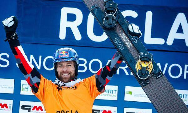 Benjamin Karl jubelt über seinen nächsten Sieg im Snowboard-Weltcup.