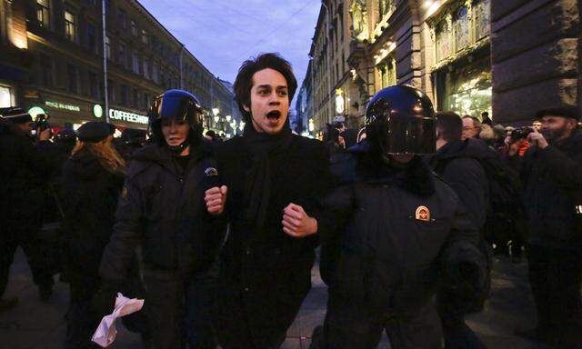 Die Polizei verhaftet Demonstranten