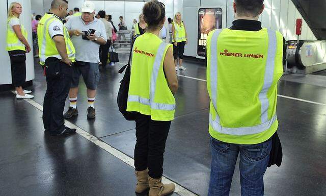 Archivbild - Bei einer Kontrolle am Stationsausgang wurde ein Mann ohne Fahrschein aggressiv.