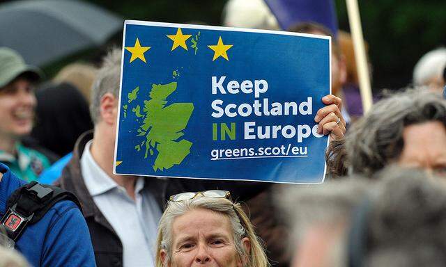 Tausende Schotten demonstrieren für neues Unabhängigkeitsreferendum