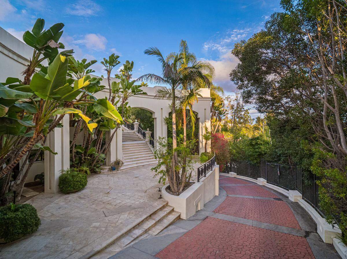 Eine Villa mit Promi-Vergangenheit steht momentan in Los Angeles zum Verkauf. In dem Anwesen, das NBA-Star Carlos Boozer gehört, wohnte 2005 Musiker Prince.