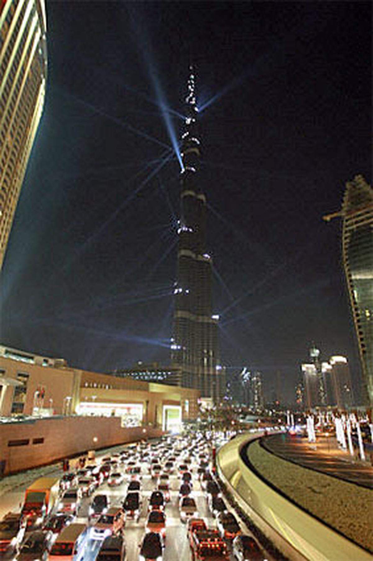 Der "Burj Khalifa" setzt sich zusammen aus Luxuswohnungen und Luxusbüros, dem weltweit allerersten Armani Hotel und dem "At the Top", der höchsten Aussichtsplattform der Welt, die sich auf dem 124. Stockwerk des Turms befindet.Rund 90 Prozent der Büros und Apartments des Turms sind trotz schwerer Wirtschaftskrise bereits verkauft.