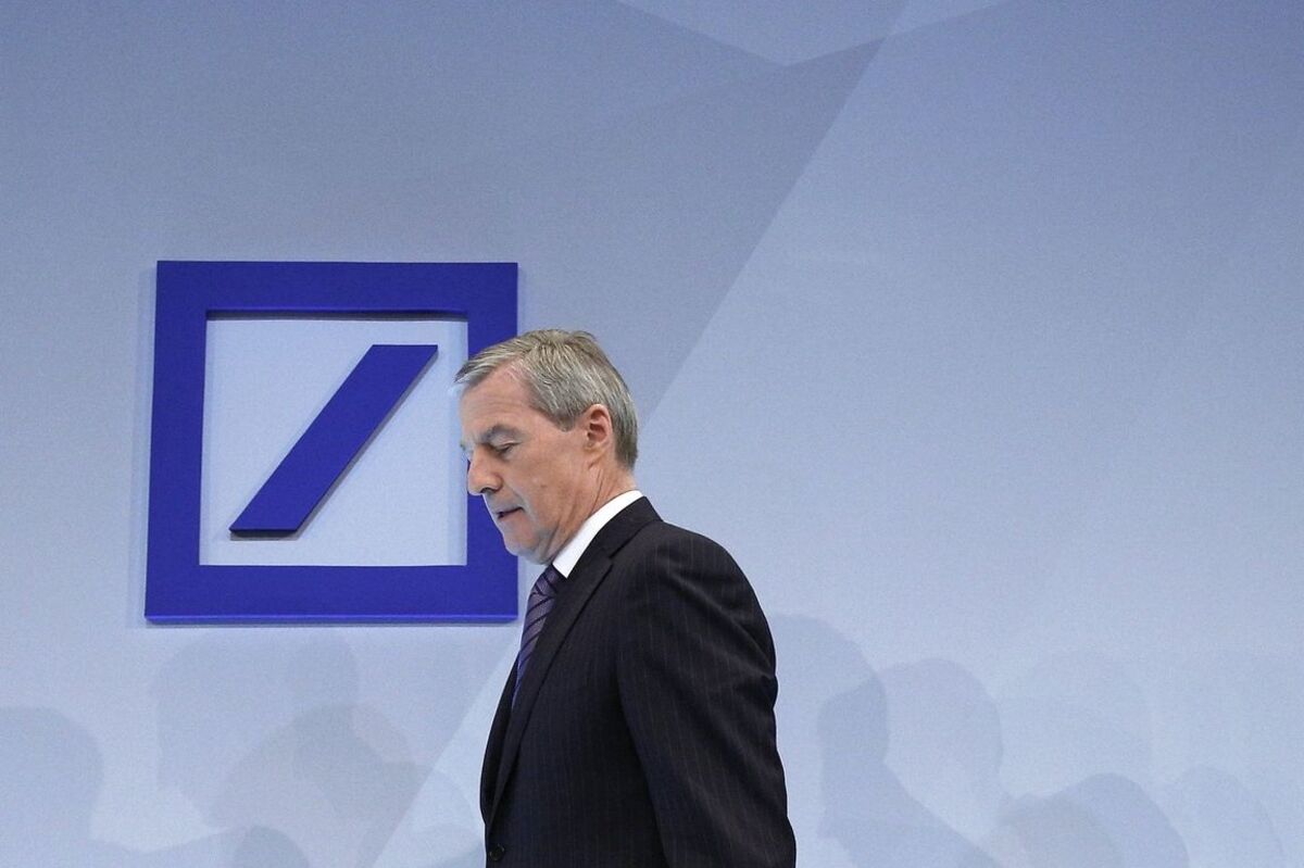 Gegen Co-Vorstandschef Jürgen Fitschen wird wegen Prozessbetrugs ermittelt. Die Staatsanwaltschaft München wirft ihm vor, im Schadenersatz-Prozess der Erben des Medienmoguls Leo Kirch die Unwahrheit gesagt zu haben. Es ist der zweite Fall, in dem Fitschen als Beschuldigter geführt wird. In Frankfurt ermittelt die Staatsanwaltschaft wegen des Verdachts der Umsatzsteuerhinterziehung im Zusammenhang mit dem Betrug mit CO2-Verschmutzungsrechten.