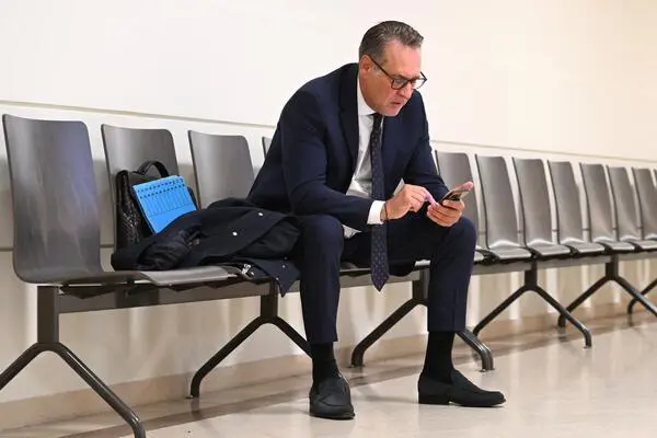 Auch Heinz-Christian Strache wollte mit Danny K. Geld verdienen. Das Bild zeigt ihn am 27. April 2026 anlässlich des Betrugsprozesses am Straflandesgericht Wien.