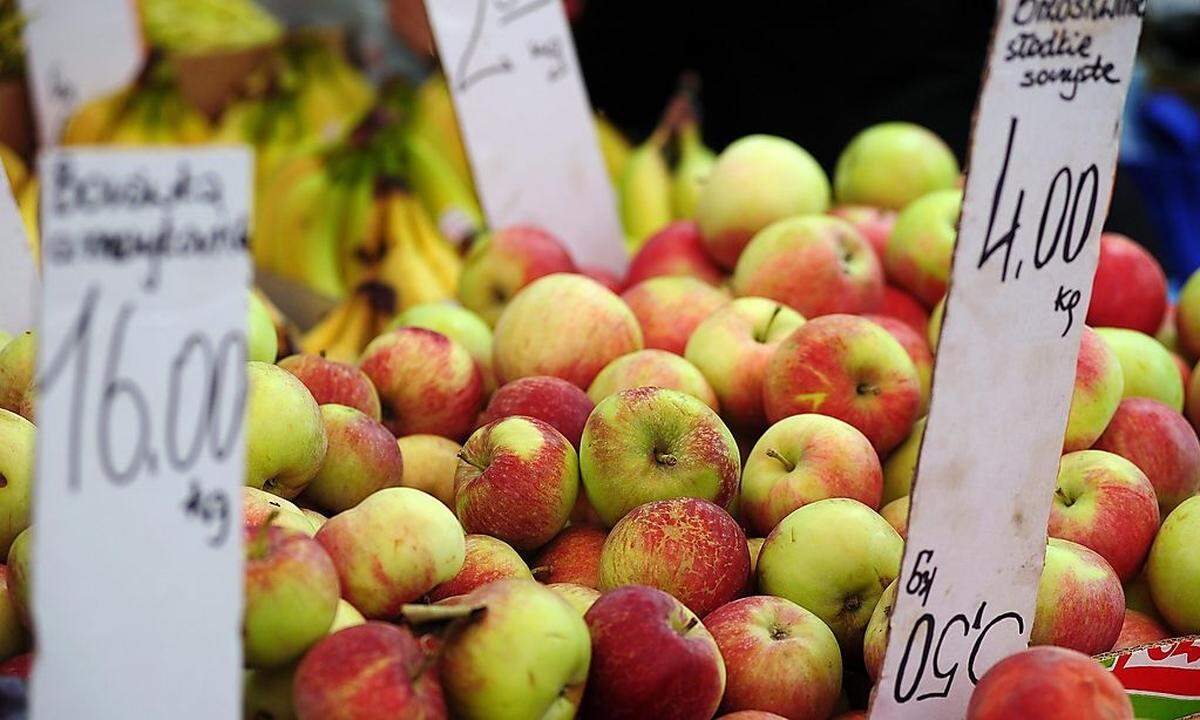File photo of apples at a fruit and vegetables market in Warsaw