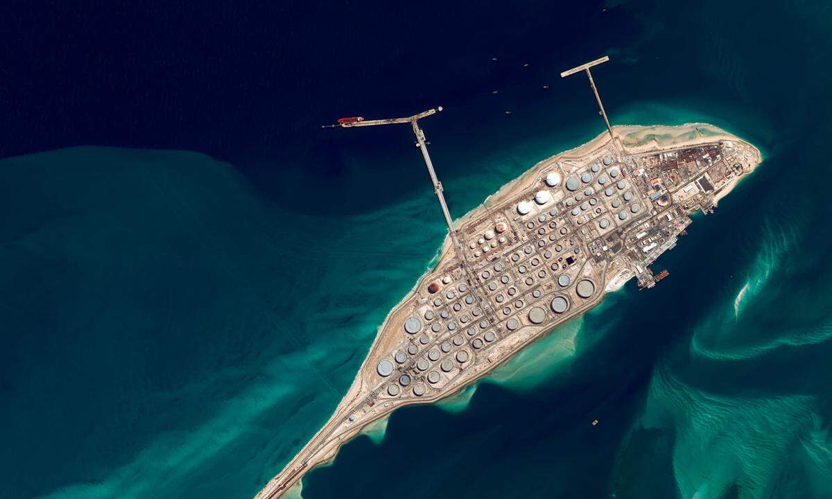 Die weltweit zweitgrößten Ölreserven machen Saudi-Arabian zum größten Erdölexporteur. Das in der Wüste geförderte Öl wird durch Pipelines zu den Verladehäfen am Persischen Golf transportiert, wo es in Tanker gepumpt wird. Einer der wichtigsten dieser Häfen befindet sich im nahe Jubail gelegenen Ras Tanura.