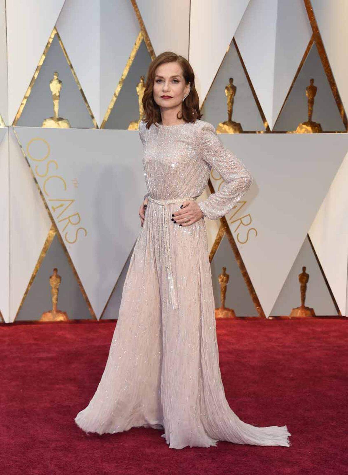 Isabelle Huppert, nominiert für ihre Rolle in "Elle", glitzerte in Armani Privé.