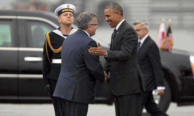 Polens Präsident Komorowski begrüßt US-Präsident Obama am Militärflughafen nahe Warschau.