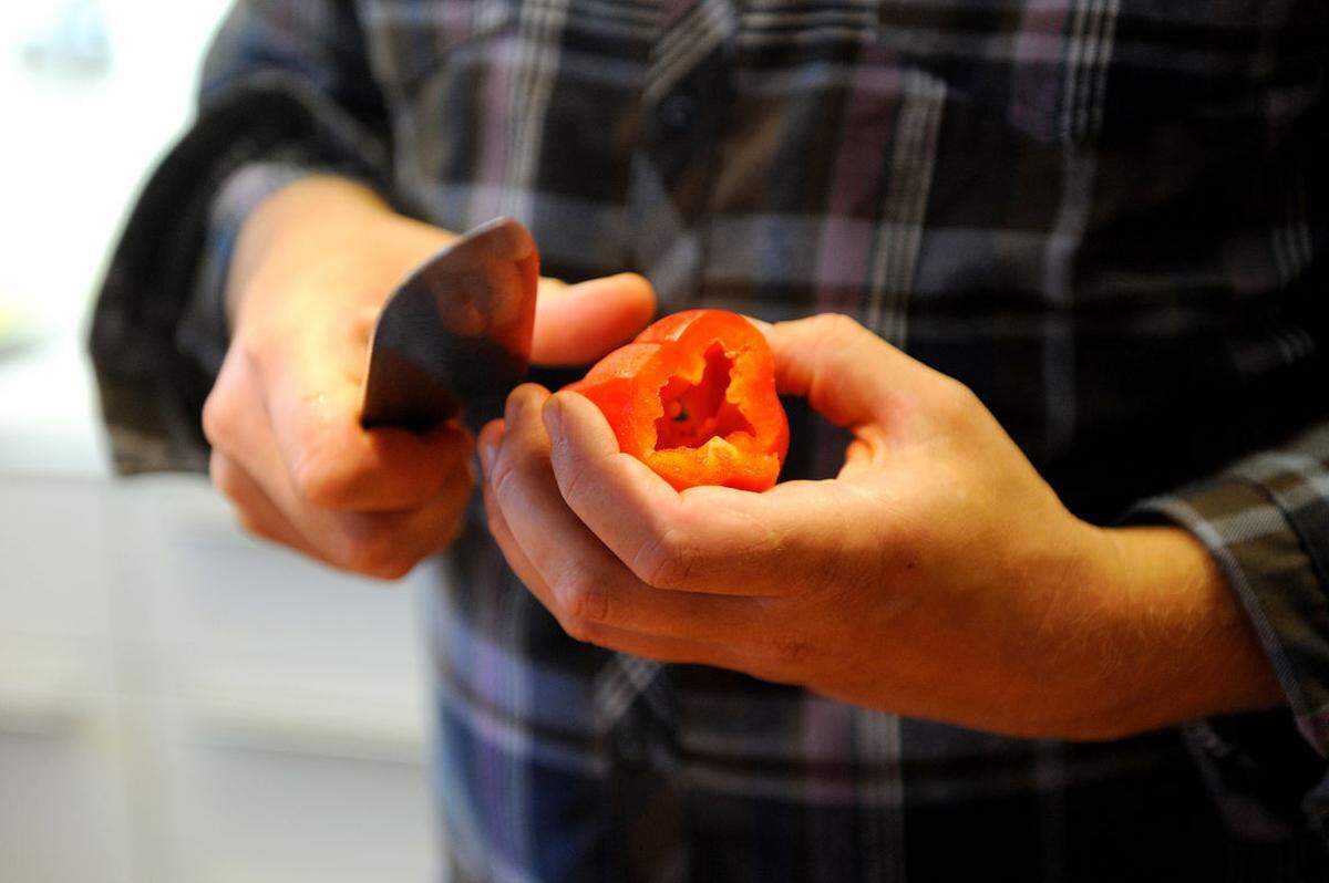 Die Paprika werden für die Vorspeise geschält - für den Geschmack und die Bekömmlichkeit.